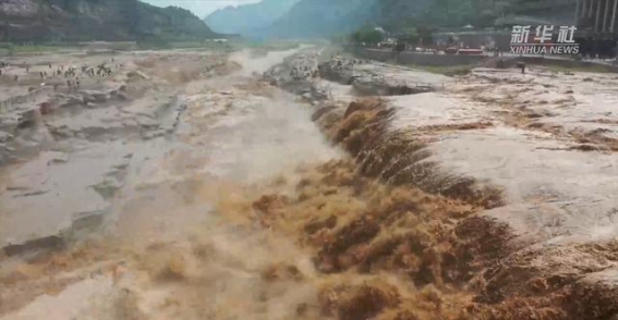 壶口瀑布的金色飞流：黄河水涨引发的壮丽景观