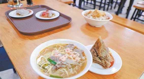 探寻厦门的街巷美味：百家村、美湖路与西堤咖啡街的美食之旅