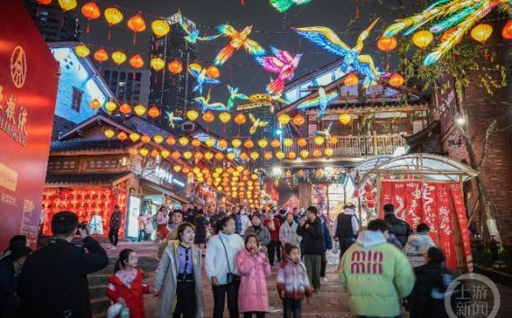 光影中的春节年味：周永富的《十八梯老街年味足》