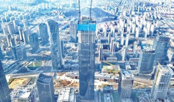 济南信泰中心封顶：超高层建筑背后的城市变革与文化传承