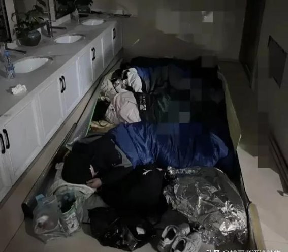 黄山的夜晚：厕所过夜的背后