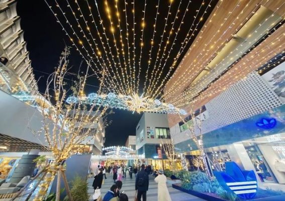 沪上最大户外水岸冰场人气爆棚，奇幻水岸嘉年华开启