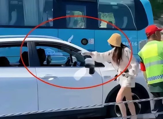 路虎女车主逆行追尾打人，社会风气何以堕落？