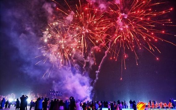 冰雪大庙会：点亮冬夜的篝火与烟花