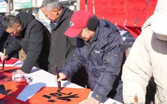 临颍县“蛇舞新春·年货大集”开集，欢聚一堂迎新春
