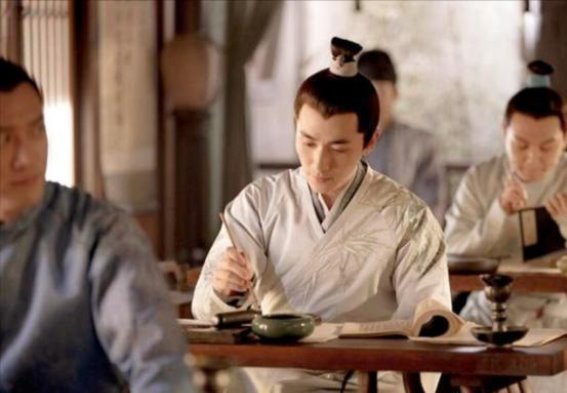 范进中举后的风云际遇：从疯癫到高官的奋斗传奇