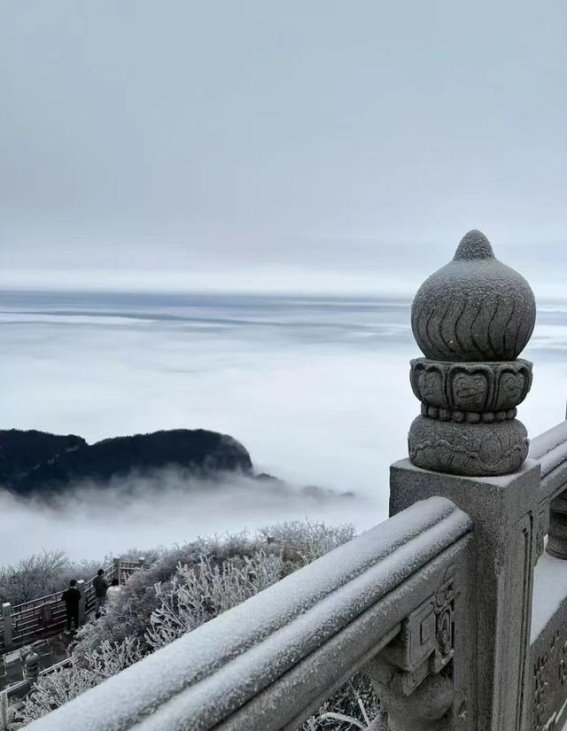 峨眉山迎来冬雪，银装素裹的山巅如诗如画