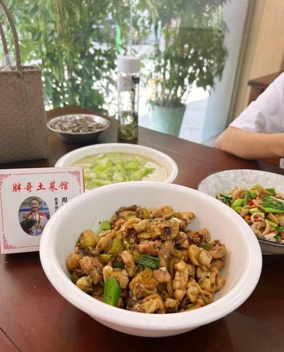 周雅琴夺银后回自家餐馆帮忙，网友疯狂推荐：味道真的很棒！