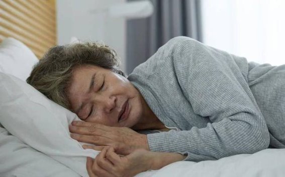 补钙最佳时间是什么时候？医生提醒：不按时服用，钙片效果大打折扣