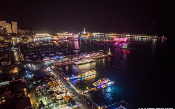 跨年夜，青岛浮山湾的光影奇观