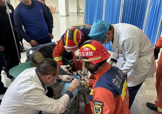 24岁男子左手卷入绞肉机，显微外科医生5小时“绣花”救手