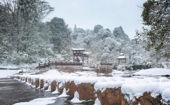 成都冰雪季：从“冷资源”到“热经济”的华丽转身