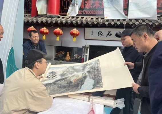 英雄山文化市场：文化盛宴吸引淘宝者，市民尽享秋日美好