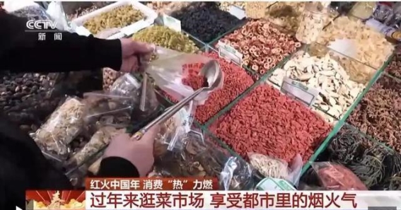 春节消费新风潮：民俗体验、菜市场漫游与全家福定制，诠释新年俗的多元魅力
