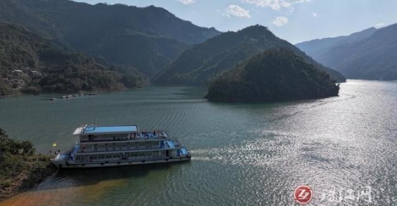 春日直播新玩法，罗平“云上邂逅”让安全与美景同行