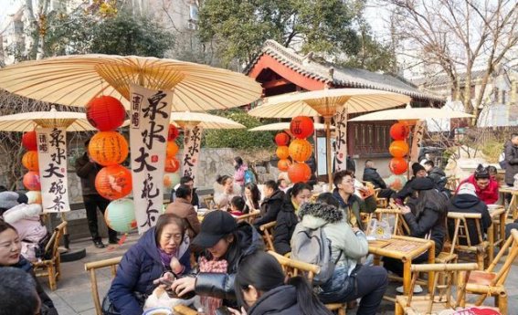 迎春灯会绽放泉城，光影交织照亮济南春节夜色
