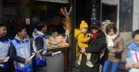 景区中的文明接力：小小志愿者为旅游增色