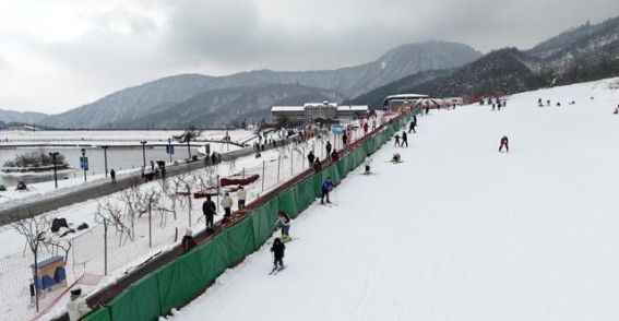 西岭雪山滑雪开幕，点燃南方冬日冰雪热潮