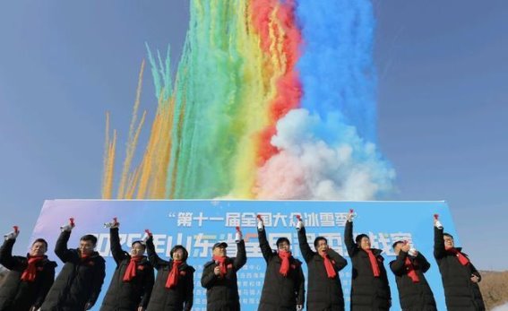 藏马山滑雪挑战赛点燃冬季热情