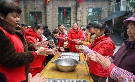 走马古镇元宵节：在欢声笑语中传承非遗文化