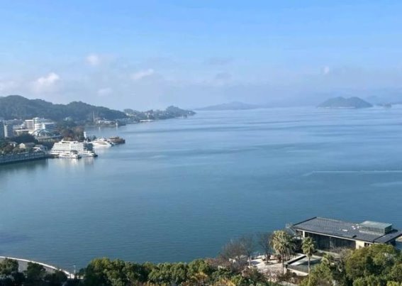 在千岛湖的日落余晖中，享受宁静的慢时光