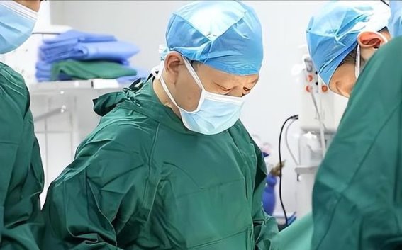 肠道健康的隐秘角落：从一位少女的经历看生活方式的影响