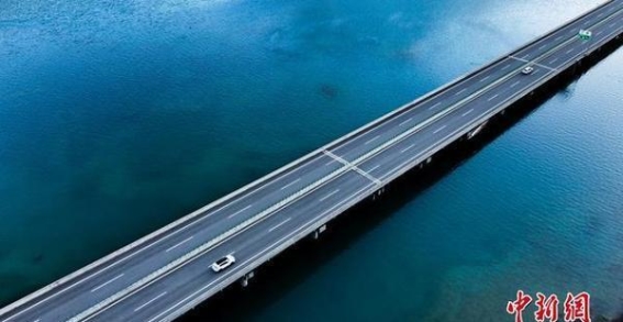 西藏“最美水上公路”：拉林高等级公路的壮丽与奇迹