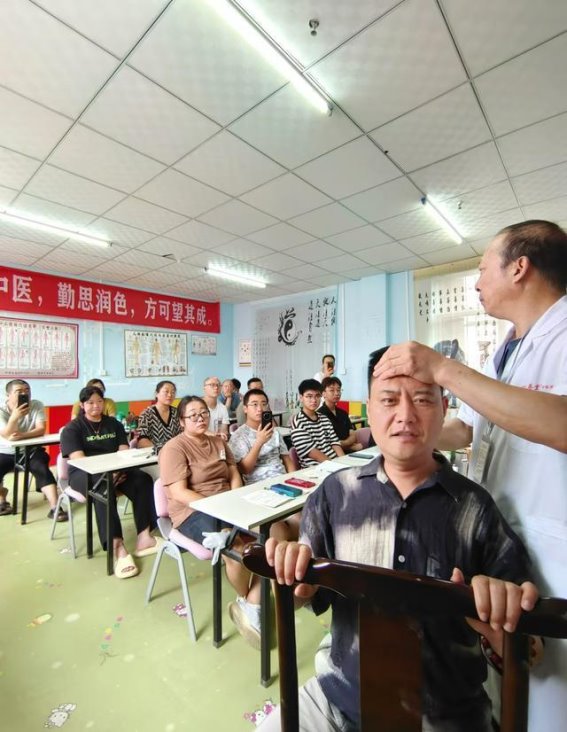 50岁保安陈先生：通过学习推拿让生活更有意义