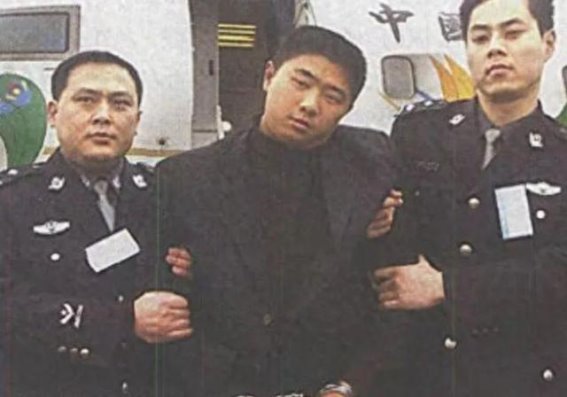 邓宇的逆袭与终结：从凶犯到看守所所长的曲折人生