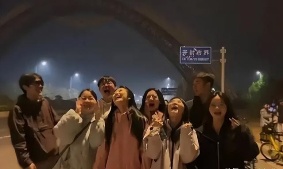 郑州大学生夜骑开封，青春的冒险与自由