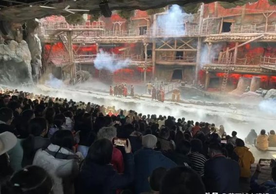 黄石恐龙奇域迎春烟花盛典，科技与传统交织引爆十万游客热潮