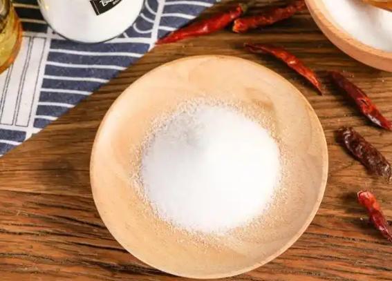 肾结石患者的饮食指南：避免4种高盐食物，帮助缓解症状