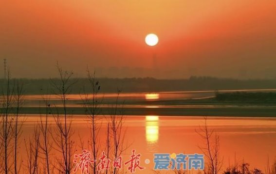 黄河日出：如水墨画般的宁静与壮丽