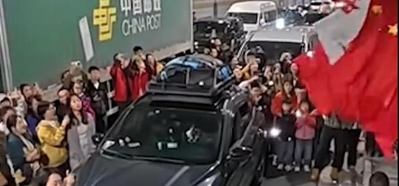 生活的乐章：从堵车到歌唱的旅行启示