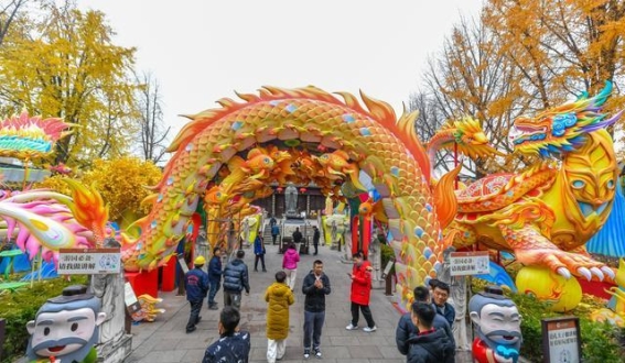 迎新年花灯璀璨，夫子庙夜色醉人
