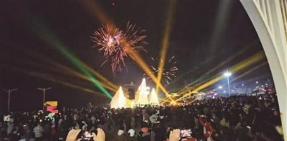 迎接2025，红塔湾跨年烟花秀照亮新年夜空