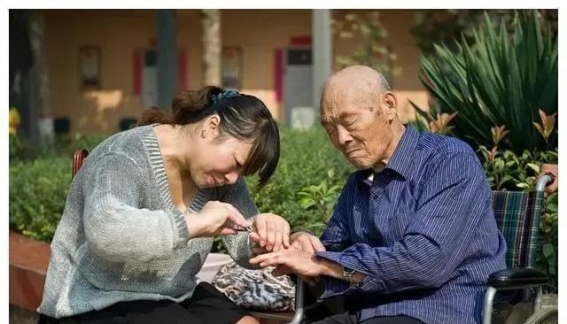 子女再孝顺，千万不要为80岁以上老人做这件事，到时后悔都晚了