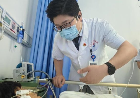 疝气隐患：老年腹痛腹胀的背后真相与急救对策