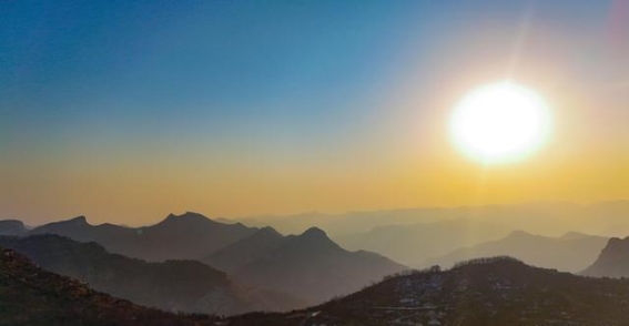 迎接2025年第一缕阳光，淄博潭溪山的晨曦之美