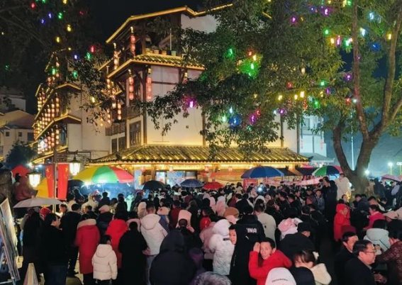 春节的魅力与热情：龙华镇的民俗风情与欢乐时光