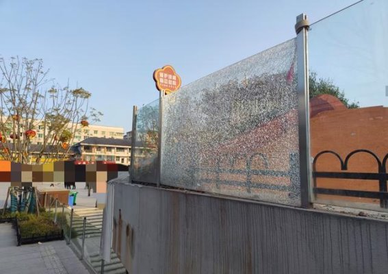 营山县宝珍广场的玻璃细纹，安全隐患还是设计巧思？