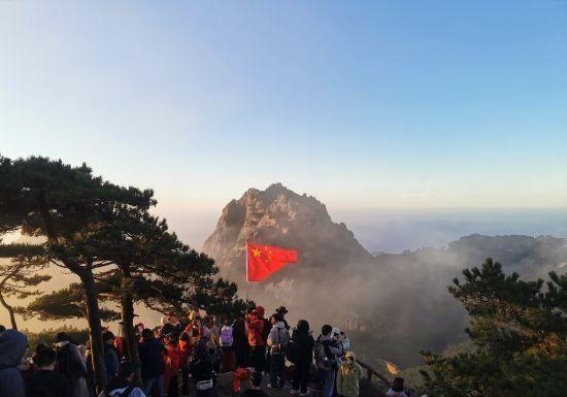 秋日黄山：如画美景中的温暖服务