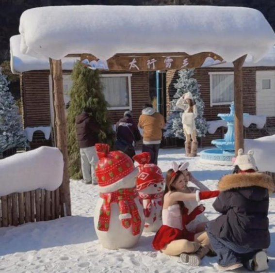 河南宝泉景区“雪景”事件：用棉花和白沙模拟雪景引发游客质疑