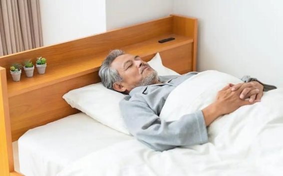 过了60岁，医生建议宁愿睡到中午，也不要做这4件事