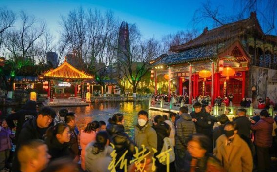 元宵灯火照泉城，欢聚夜色共赏灯