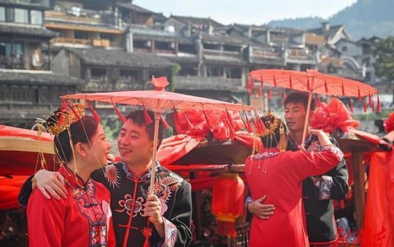 凤凰古城沱江之畔，百对新人共同见证浪漫婚礼
