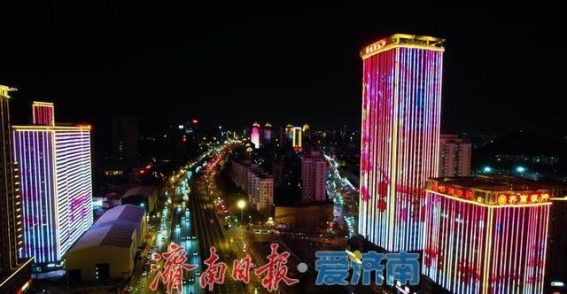 元宵节灯光秀：济南经十路夜空下的光影梦境