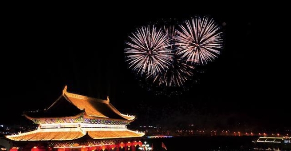 巴音浩特跨年夜：光影与烟花交织的2025迎新盛典