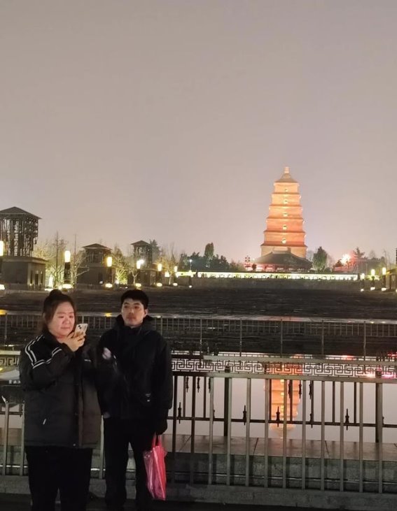 冬日夜色中的大唐不夜城