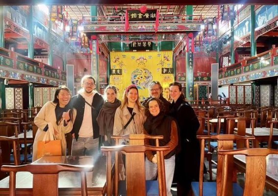 年轻人搞钱新招：辞掉大厂工作，带外国人吃喝玩乐